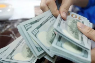 Dólar sobe a R$ 5,30, e Ibovespa cai 2,25% com tensão global