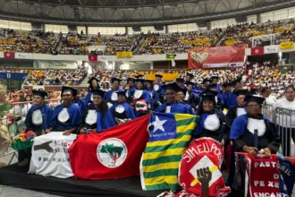 Festa em Recife celebra 30 mil alfabetizados em programa social