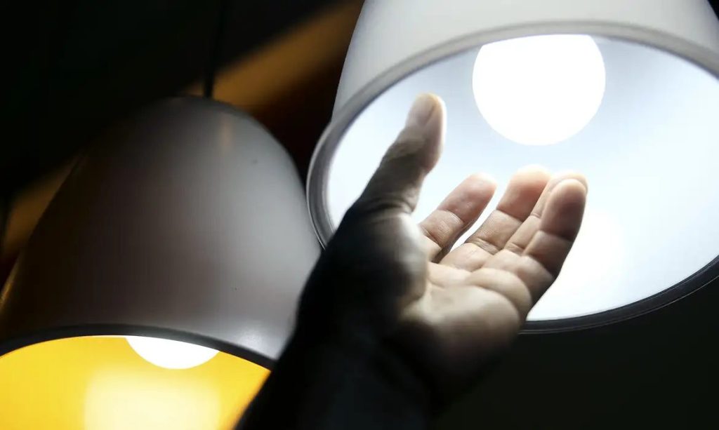 Aneel aprova R$ 5,5 bi para reduzir conta de luz em 22 distribuidoras