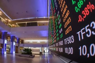 Bolsa atinge menor nível desde janeiro com exterior e tensão política