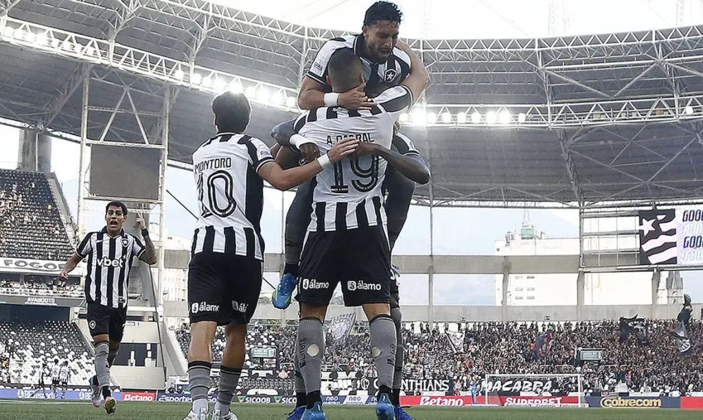 Botafogo vence Corinthians pelo Brasileirão com três de Arthur Cabral