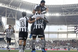 Botafogo vence Corinthians pelo Brasileirão com três de Arthur Cabral
