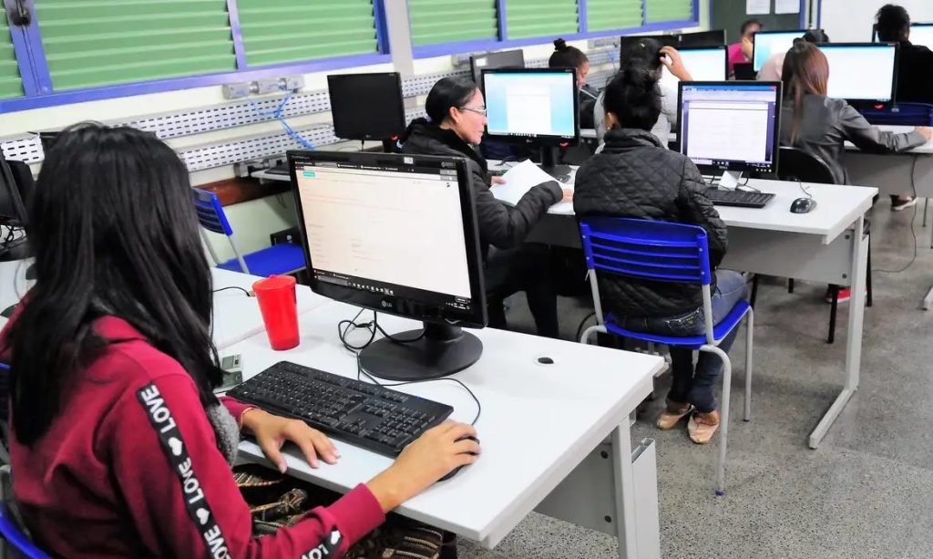 Brasil supera 100 mil escolas públicas com internet gratuita