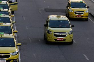 CMN regulamenta nova linha para motoristas de aplicativos e taxistas