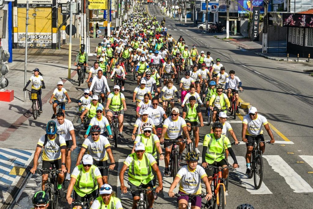 Cerca de 600 pessoas participam do passeio ciclístico em apoio ao Maio Amarelo em Sergipe