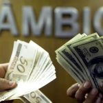 Dólar cai e fecha abaixo de R$ 5, após recuo de Trump no Irã