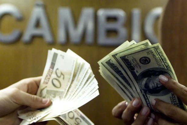 Dólar cai e fecha abaixo de R$ 5, após recuo de Trump no Irã