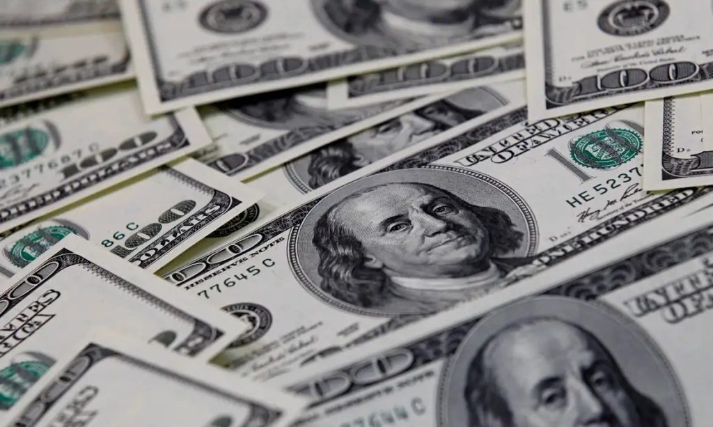 Dólar cai para R$ 4,98, e bolsa sobe em dia de alívio