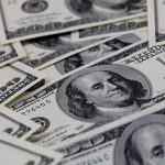 Dólar cai para R$ 4,98, e bolsa sobe em dia de alívio