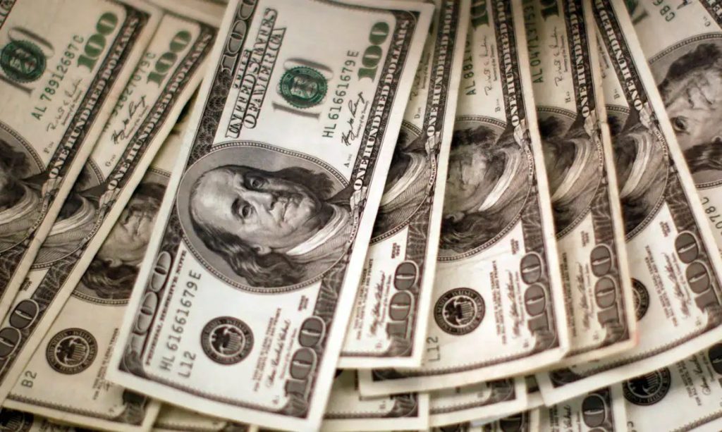 Dólar cai para R$ 5 e bolsa sobe com alívio no Oriente Médio