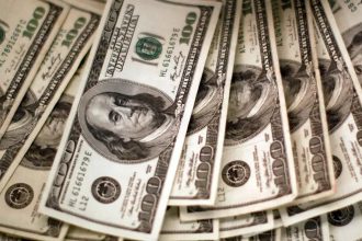 Dólar cai para R$ 5 e bolsa sobe com alívio no Oriente Médio