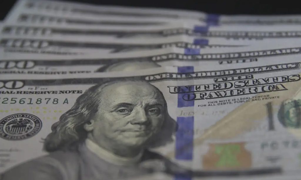 Dólar cai para R$ 5,03 com alívio geopolítico e foco nos EUA