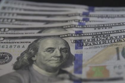 Dólar cai para R$ 5,03 com alívio geopolítico e foco nos EUA