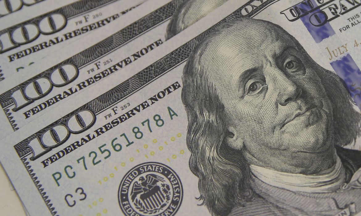 Dólar sobe a R$ 5,06, e bolsa cai com tensão global e ruído político