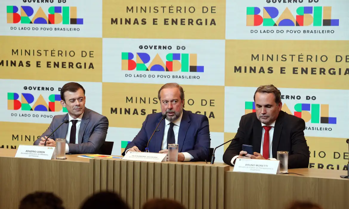 Governo cria subsídio de até R$ 0,89 para segurar preço da gasolina