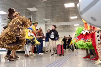 Governo do Estado recepciona turistas com elementos da tradição junina no aeroporto de Aracaju