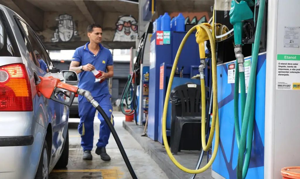 Governo propõe subvenção da gasolina em R$ 0,44 por litro
