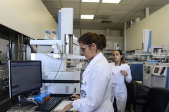 Iniciativas tentam facilitar acesso e permanência de mães na ciência
