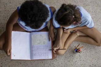Metade dos estudantes não vê debate antirracista na escola, diz estudo