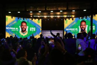 Neymar não treina em apresentação e preocupa a duas semanas da Copa
