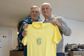 Pentacampeão com a seleção, Felipão é homenageado na Granja Comary