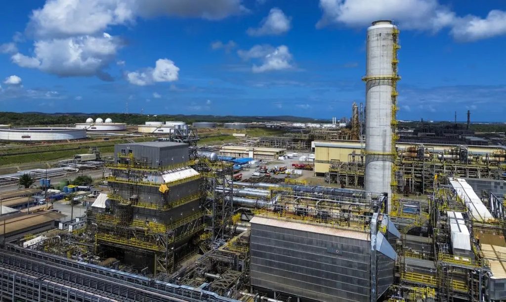 Refinarias da Petrobras operam com mais de 100% de capacidade; entenda