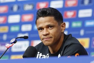 Aposta de Ancelotti, Douglas Santos explica apoio tático a Vini Jr.