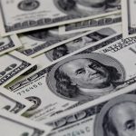 Bolsa cai 2,22%, e dólar volta a subir acima de R$ 5,06