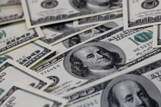 Bolsa cai 2,22%, e dólar volta a subir acima de R$ 5,06