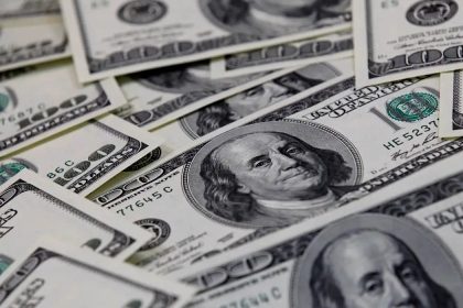 Bolsa cai 2,22%, e dólar volta a subir acima de R$ 5,06