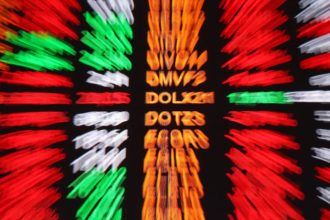 Bolsa sobe 1,16%, e dólar cai para R$ 5, apesar de medida dos EUA