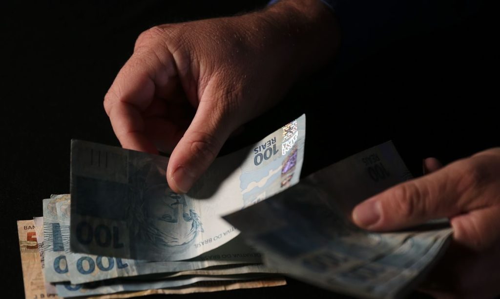 Brasileiros sacaram em abril R$ 482,8 milhões esquecidos em bancos