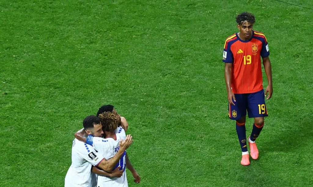 Cabo Verde segura Espanha e estreia em Copas com empate histórico