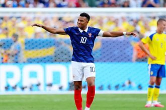 Com dois gols de Mbappé, França despacha Suécia e avança às oitavas