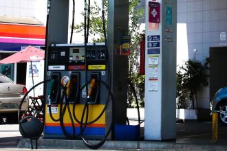 Concorrência do etanol e subvenção fazem preço da gasolina cair