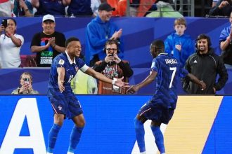 Depois de chuva e pausa, França de Mbappé não dá chances ao Iraque