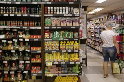 Fabricação de produto alimentício gerou mais emprego em 2024, diz IBGE