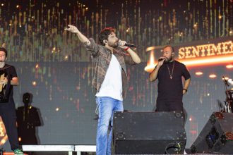 Forró das antigas e sertanejo embalam sergipanos e turistas na véspera do feriado no Arraiá do Povo