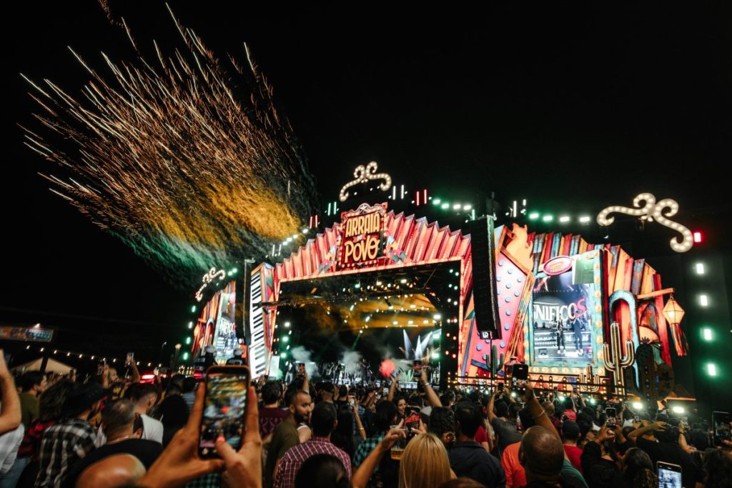 Forró eletrônico e romântico animam público na nona noite de shows do Arraiá do Povo 2026