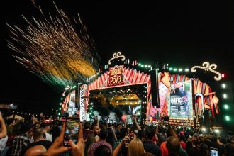 Forró eletrônico e romântico animam público na nona noite de shows do Arraiá do Povo 2026