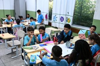Governo fixa em R$ 5,1 mil novo piso nacional do magistério