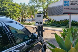 Governo mantém elevação de tarifas a carro elétrico e renova cota zero