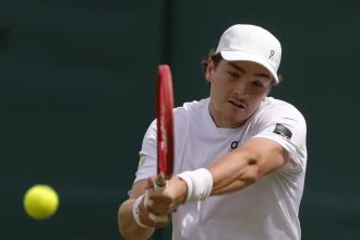 João Fonseca estreia em Wimbledon com 3 a 0 sobre Bautista Agut
