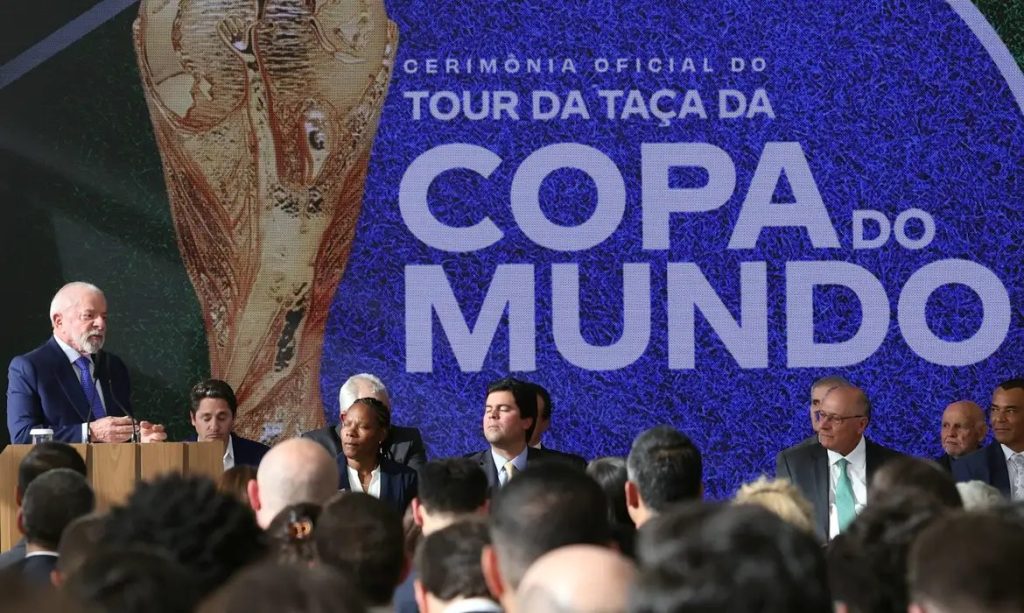 Lula sanciona lei da Copa do Mundo Feminina e reconhece pioneiras