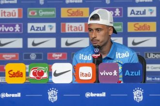 Martinelli admite substituir Raphinha e vê Neymar “querendo muito”