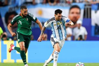 Messi vira maior artilheiro das copas e lidera Argentina em estreia