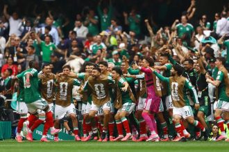 México abre Copa vencendo África do Sul em duelo com três expulsões