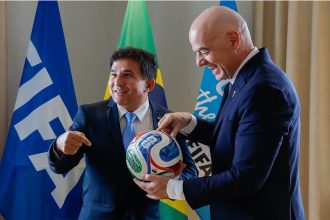 Ministro do Esporte entrega marco regulatório da Copa Feminina à Fifa