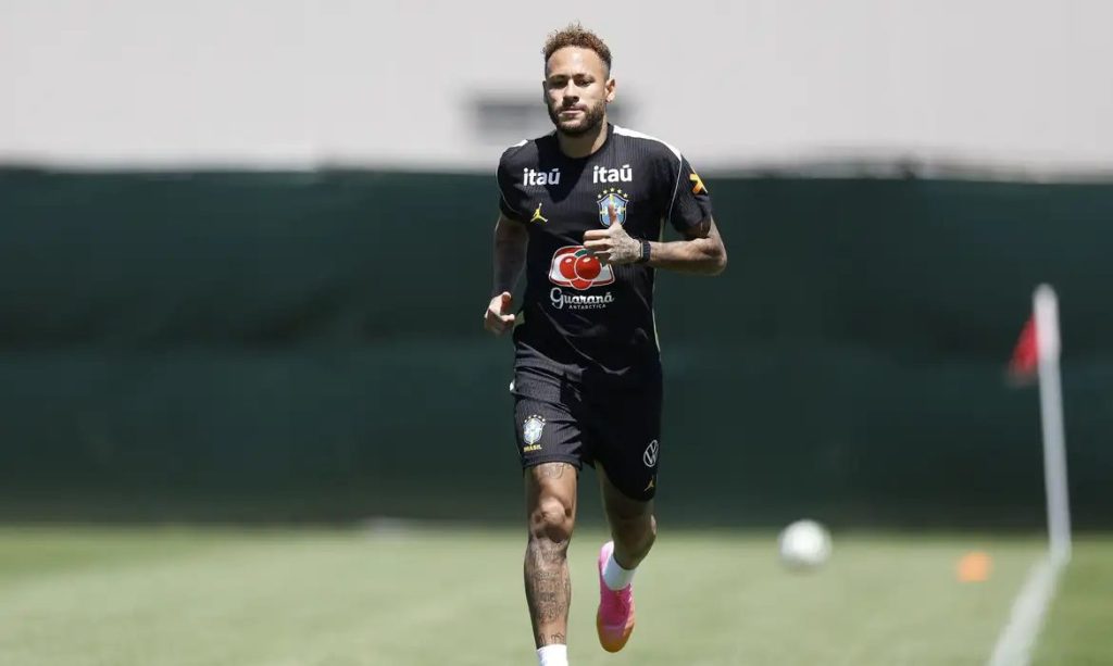 Neymar vai a campo pela primeira vez em treino da seleção brasileira