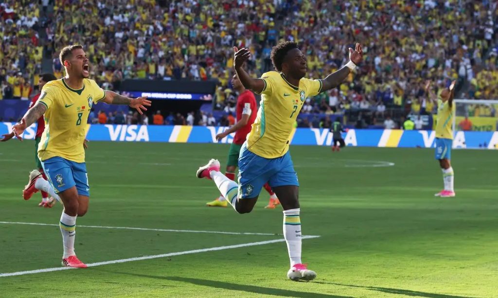 Raphinha, Vini Jr. e Douglas Santos se destacam nos números da estreia